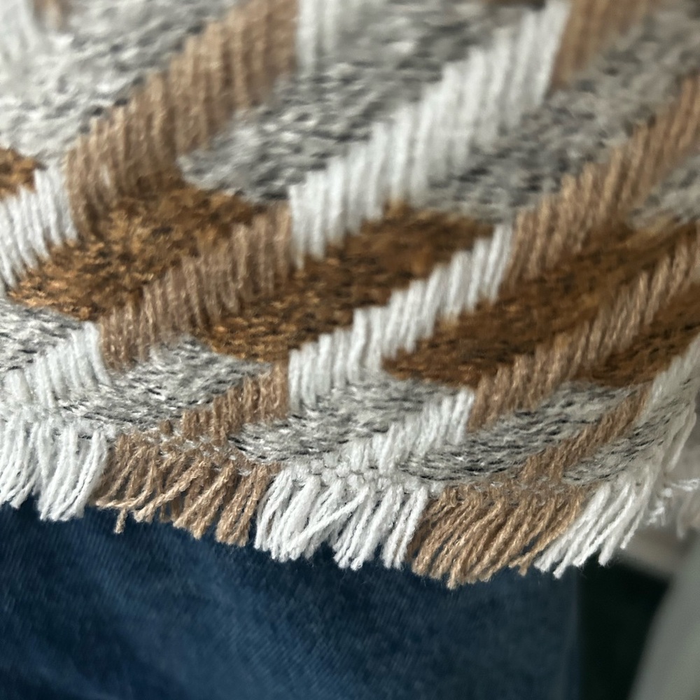 Cold Morning Houndstooth Scarf by Pretty Simple - Picture 3 of 4